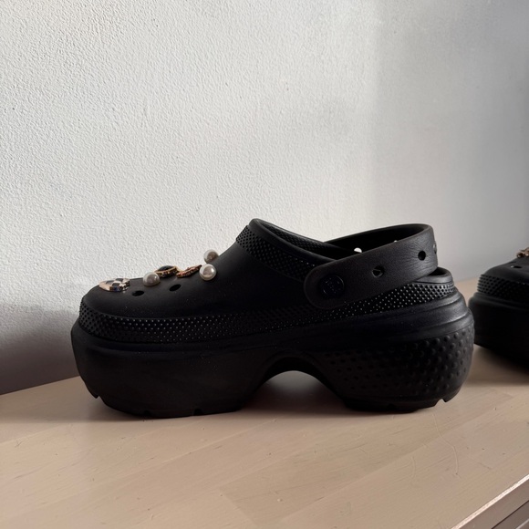 CROCS STOMP Black Clogs with Gold and Pearl Jibbitz - Picture 2 of 3